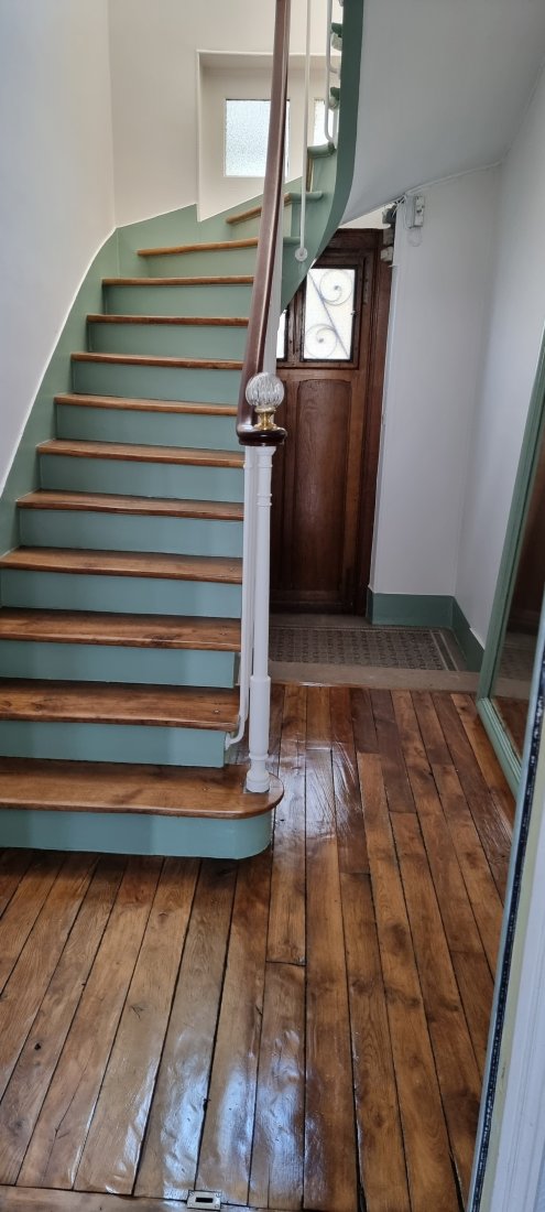 <html>
  <body>
    <h2>Rénovation cage escalier</h2>
    <p>Description : Rénovation professionnell