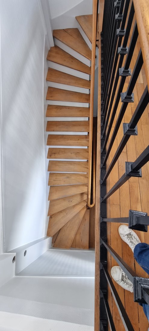 <html>
  <head>
    <title>Rénovation cage escalier</title>
  </head>
  <body>
    <h2>Rénovation ca